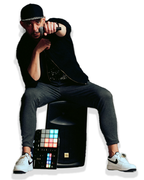 Danny Fresh sitzt auf einem Lautsprecher